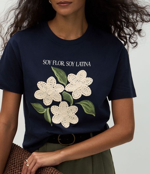 Remera con Estampado Floral y Bordado en las Flores 4