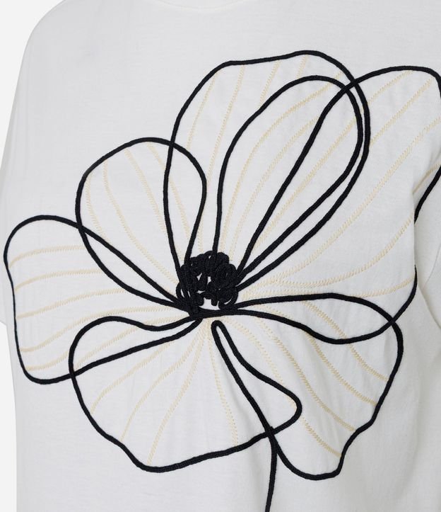 Remera Box con Bordado Floral delantero 6