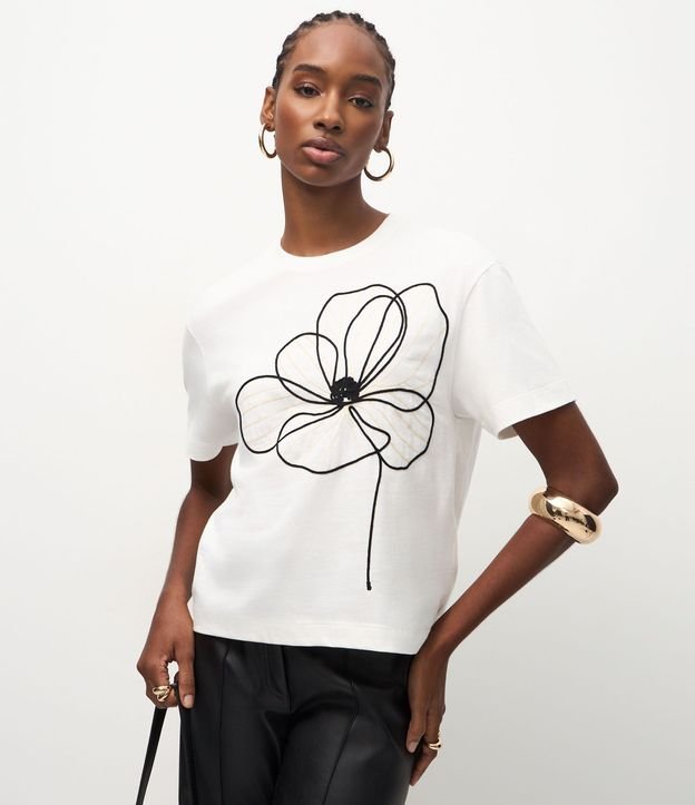 Remera Box con Bordado Floral delantero