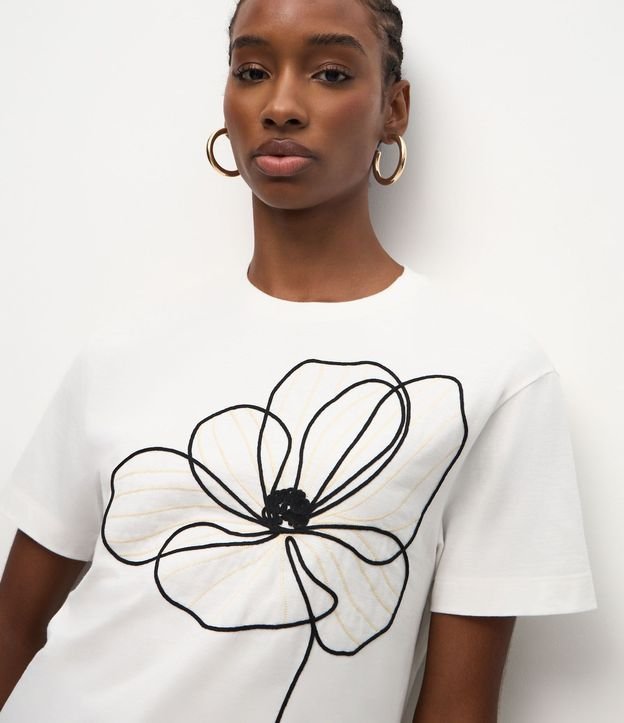 Remera Box con Bordado Floral delantero 3