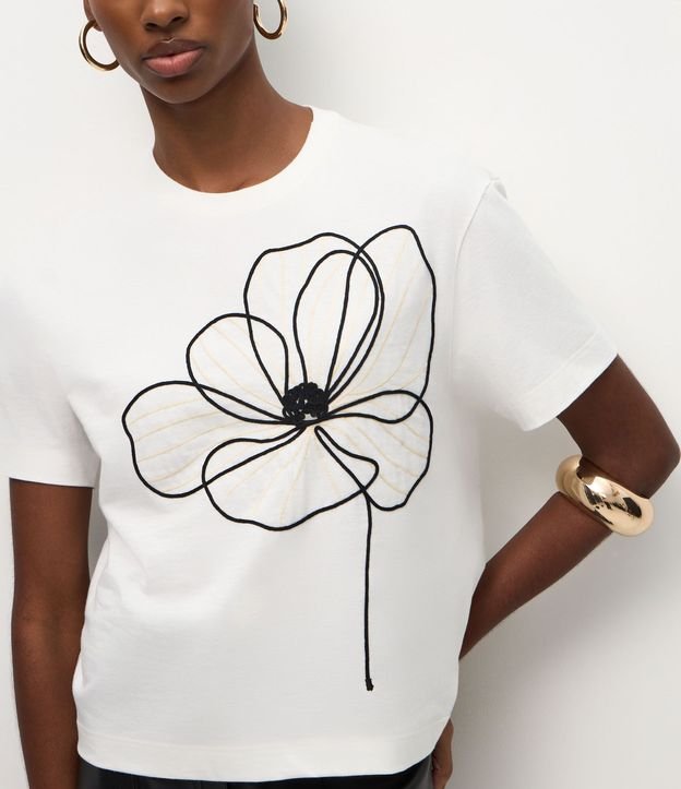 Remera Box con Bordado Floral delantero 4