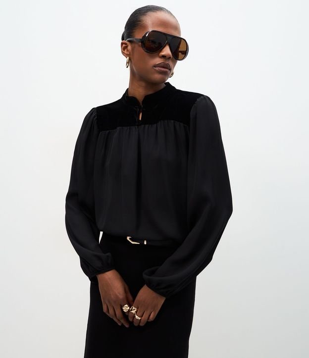 Blusa con Recorte Superior en Terciopelo