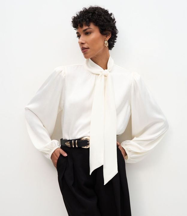 Camisa con Cuello Lazo y Mangas Largas Amplias 1