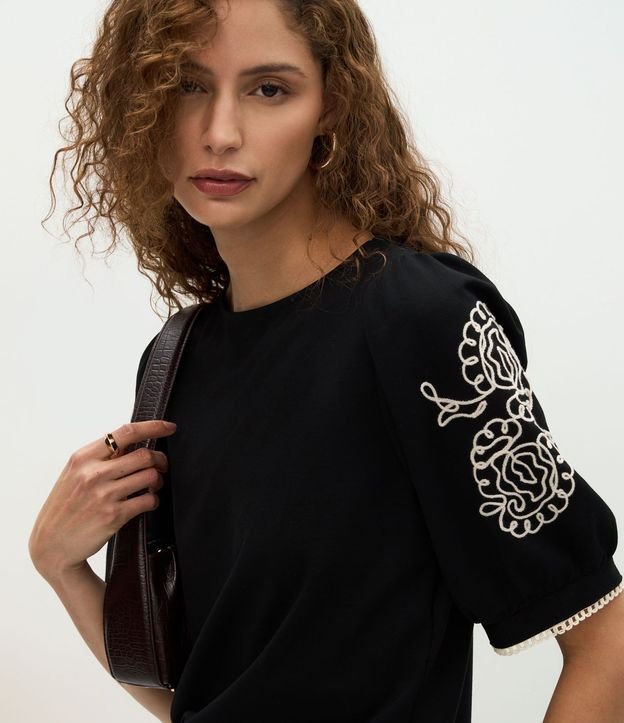Blusa con Manga Abullonada y Bordados Aplicados 1