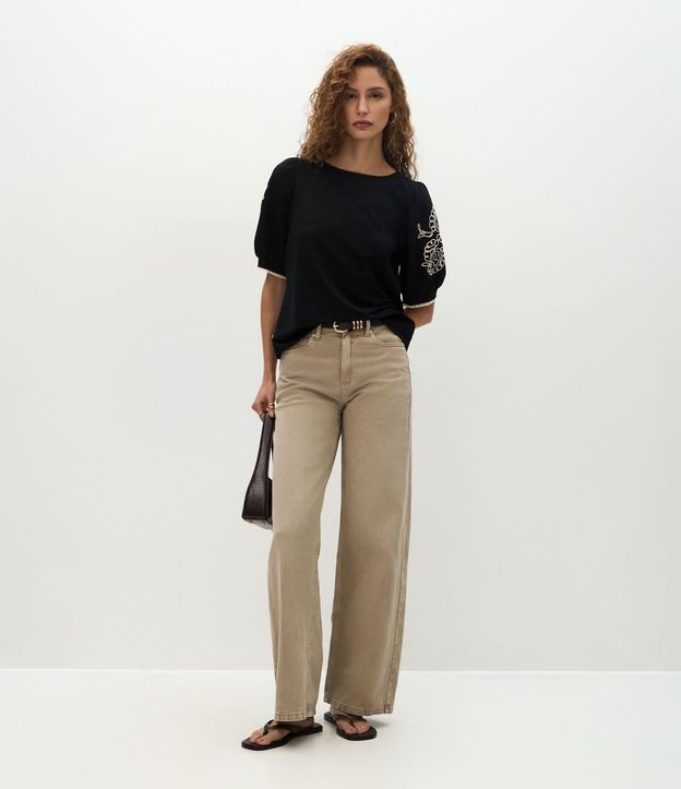 Blusa con Manga Abullonada y Bordados Aplicados 2