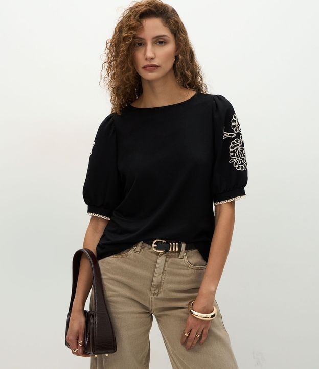 Blusa con Manga Abullonada y Bordados Aplicados 3