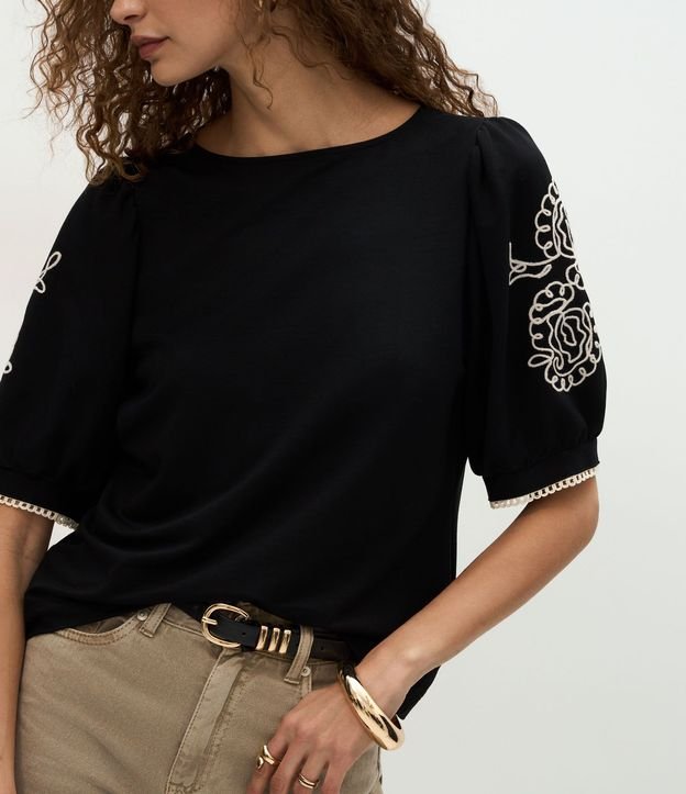 Blusa con Manga Abullonada y Bordados Aplicados 4