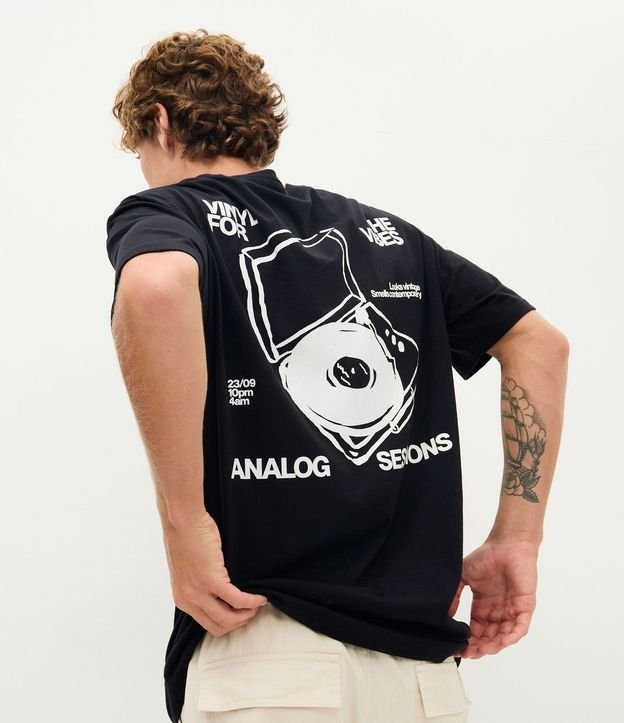 Remera Relaxed Manga Corta en Algodón con Estampado Toca-Discos Vinil