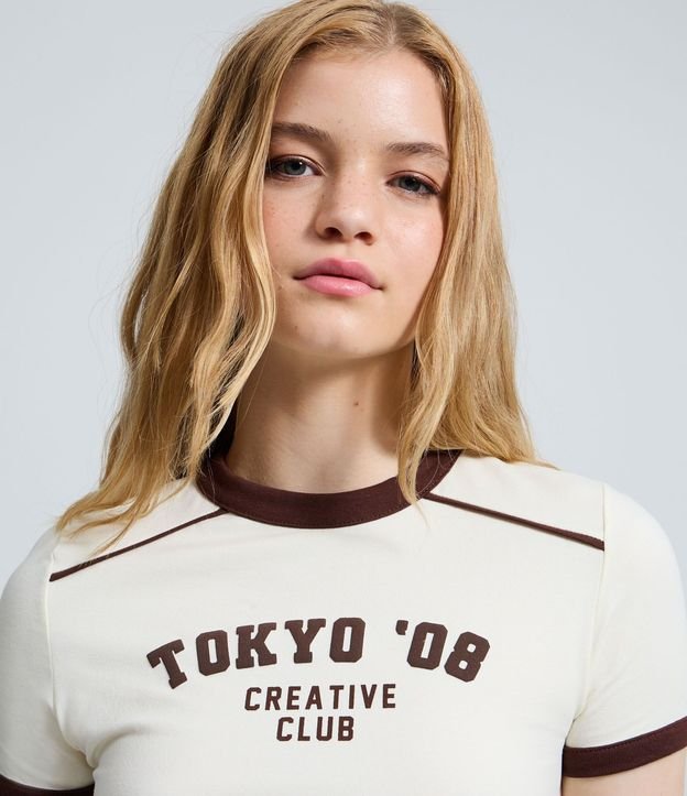 Remera con Detalles Constrastantes y Estampa Lettering Tokyo 1