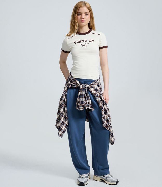 Remera con Detalles Constrastantes y Estampa Lettering Tokyo 2