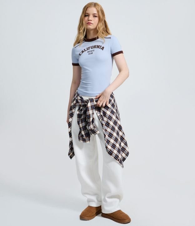 Remera con Detalles Contrastantes y Estampado Lettering California 2