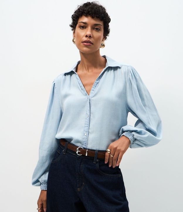 Camisa en Jeans con Manga Abullonada y Abotonado Delantero