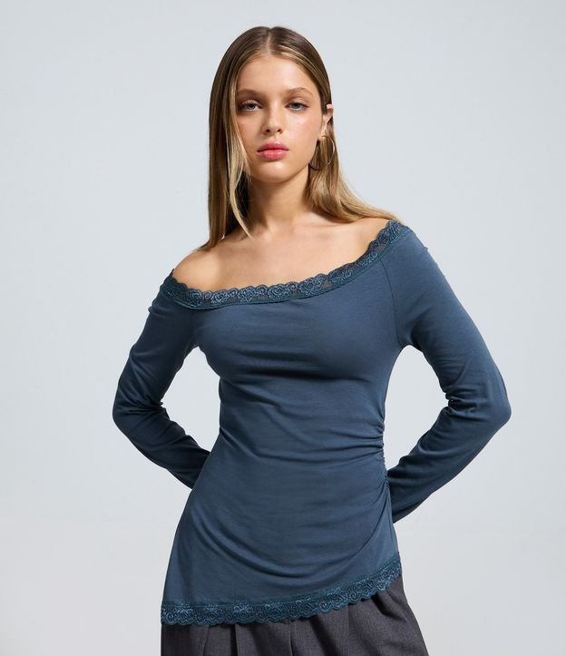Blusa en Algodón con Escote y Ruedo de Encajes