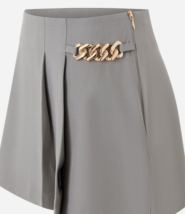 Short Pollera Sastre con Pliegues Delanteros y Cadena de Metal 2