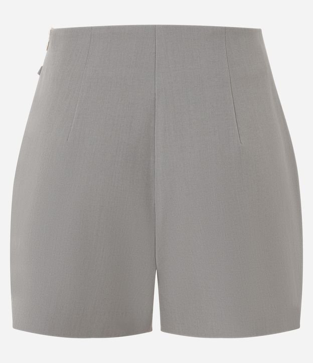 Short Pollera Sastre con Pliegues Delanteros y Cadena de Metal 3