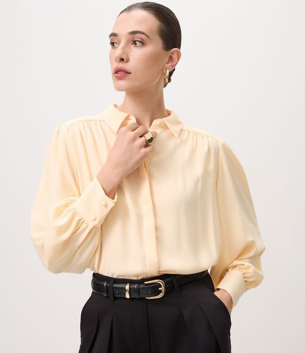 Camisa en Crepé con Manga Larga y Fruncido en el Hombro