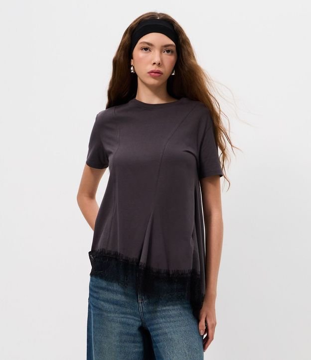 Remera con Recortes Asimétricos y Ruedo de Encaje