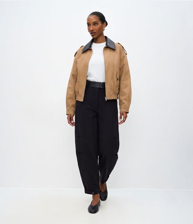 Pantalón Barrel en Viscosa con Pliegue Lateral y Cinturón en PU 2
