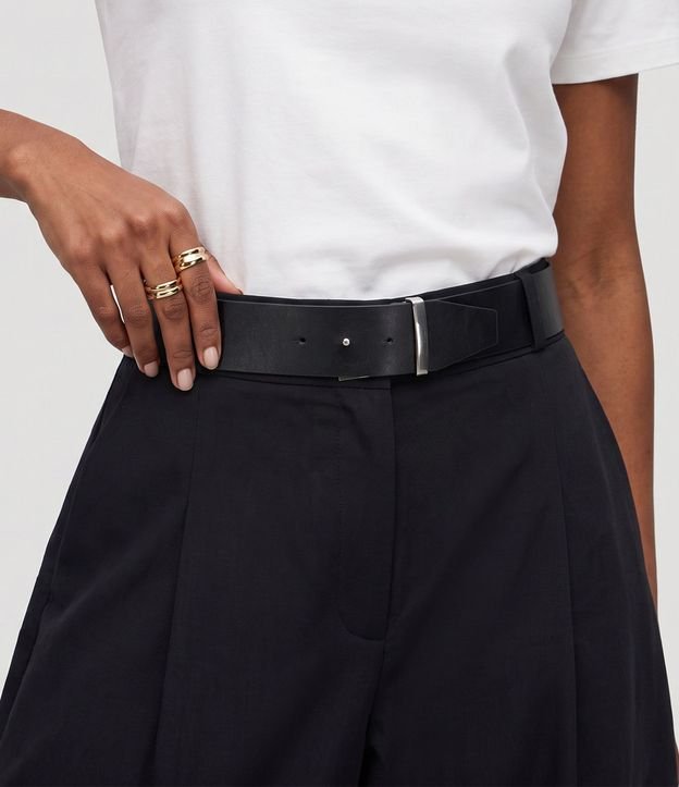 Pantalón Barrel en Viscosa con Pliegue Lateral y Cinturón en PU 3