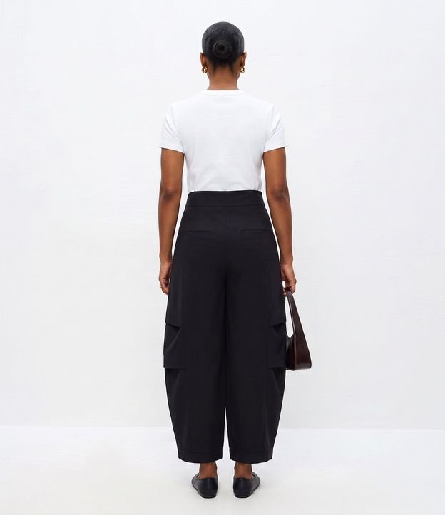 Pantalón Barrel en Viscosa con Pliegue Lateral y Cinturón en PU 4
