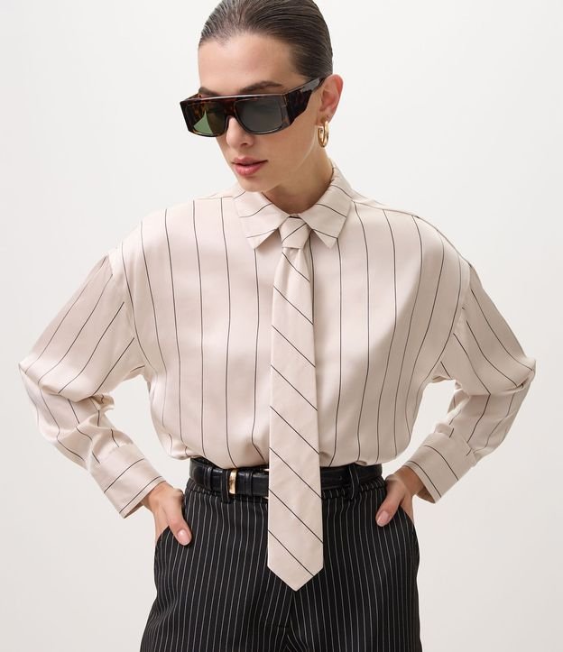 Camisa Satinada Rayada con Corbata 2