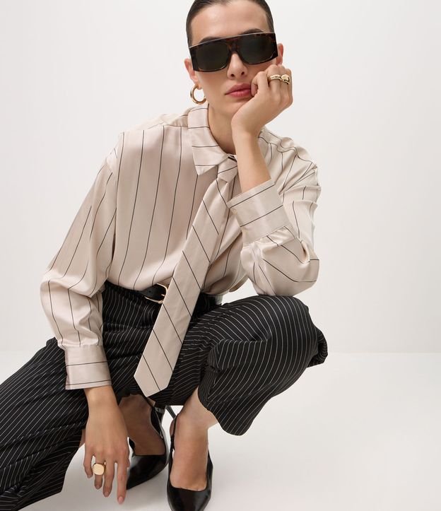 Camisa Satinada Rayada con Corbata 4