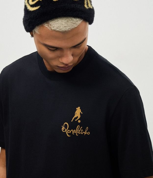 Remera Comfort con Estampa de Ronaldinho O Mago da Bola 3