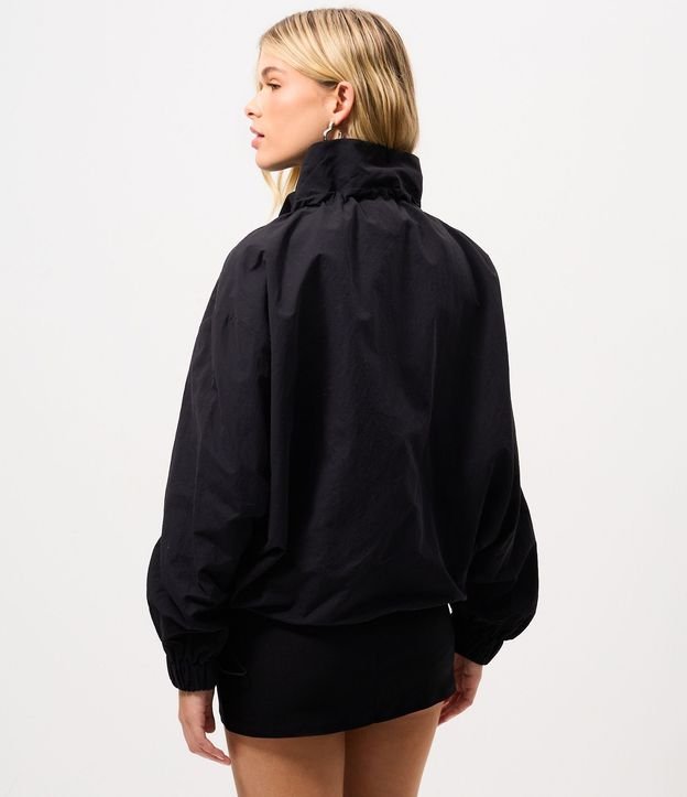 Campera con Cuello Alto Ajustable 4
