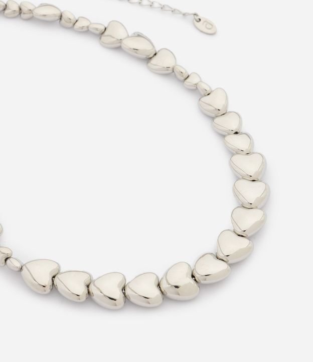 Collar Corto en Metal con Corazones en Diferentes Tamaños