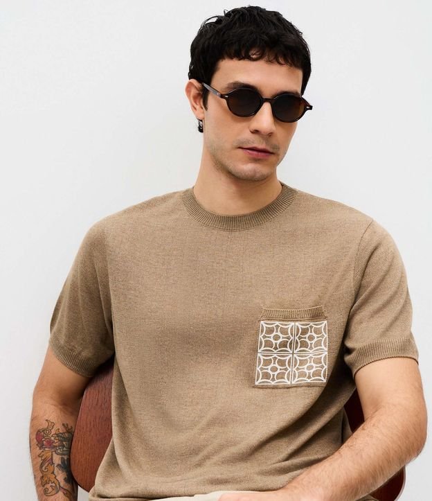 Remera con Bolsillo Delantero