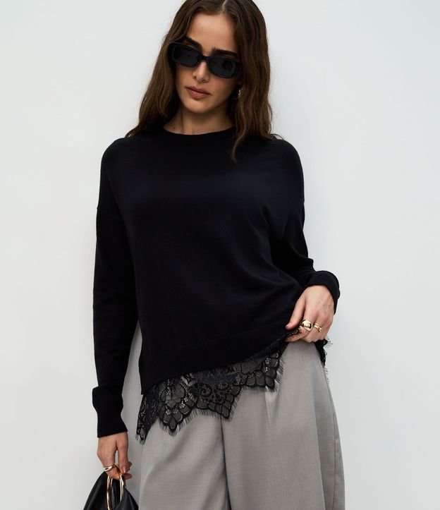 Blusa en Punto con Aplicación de Encaje en el Ruedo 1