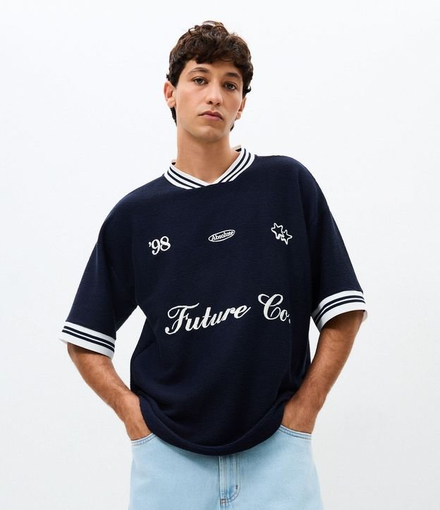 Remera Texturizada con Letteting Future Co y Detalles Contrastantes
