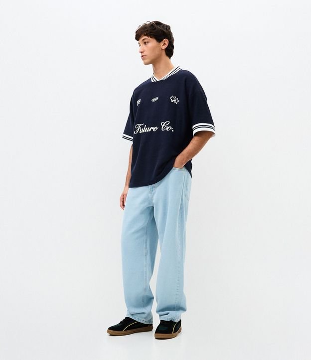 Remera Texturizada con Letteting Future Co y Detalles Contrastantes 2