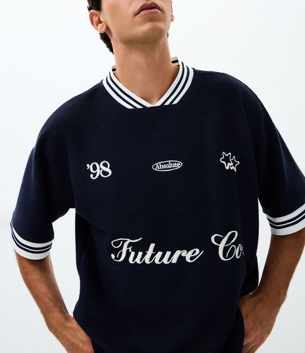 Remera Texturizada con Letteting Future Co y Detalles Contrastantes 3