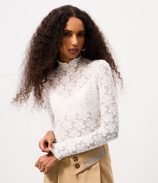 Blusa en Encaje Floral con Cuello Alto