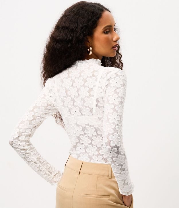 Blusa en Encaje Floral con Cuello Alto 4