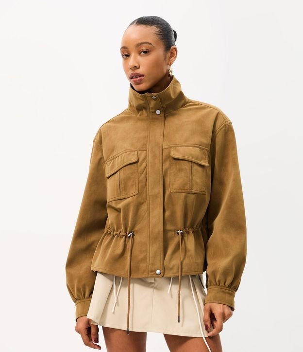 Campera en PU con Textura Aterciopelada y Ajuste en la Cintura