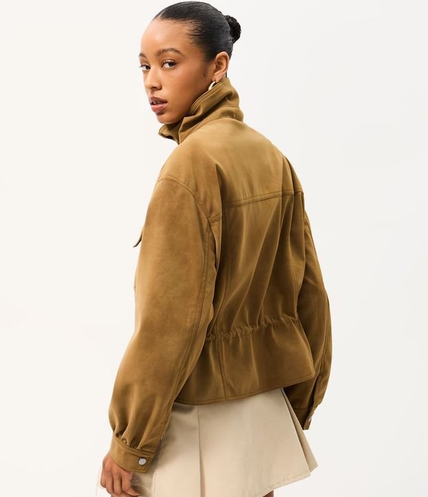 Campera en PU con Textura Aterciopelada y Ajuste en la Cintura 4
