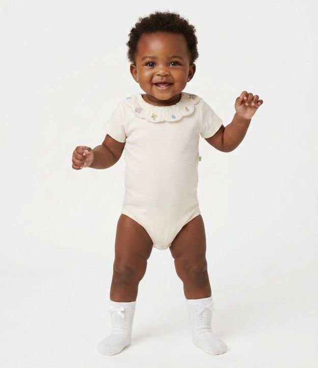 Body Bebé en Suedine con Cuello Muñeca Bordada Floral – Talle RN a 18 Meses 1