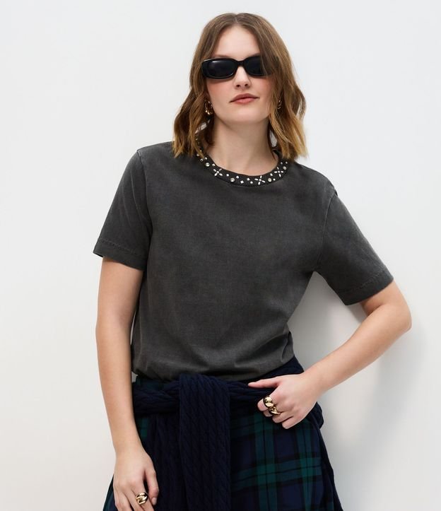 Remera con Efecto de Lavado y Aplicación de Brillos en el Cuello