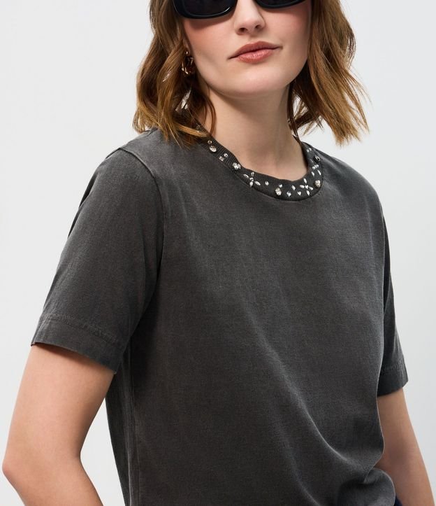 Remera con Efecto de Lavado y Aplicación de Brillos en el Cuello 4