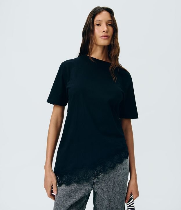 Remera Alargada en Algodón con Ruedo Asimétrico en Encaje