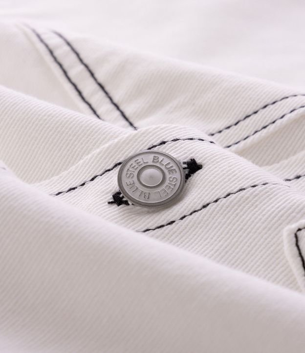 Camisa Boxy en Sarga con Bolsillos Grandes y Costura Contrastante 3