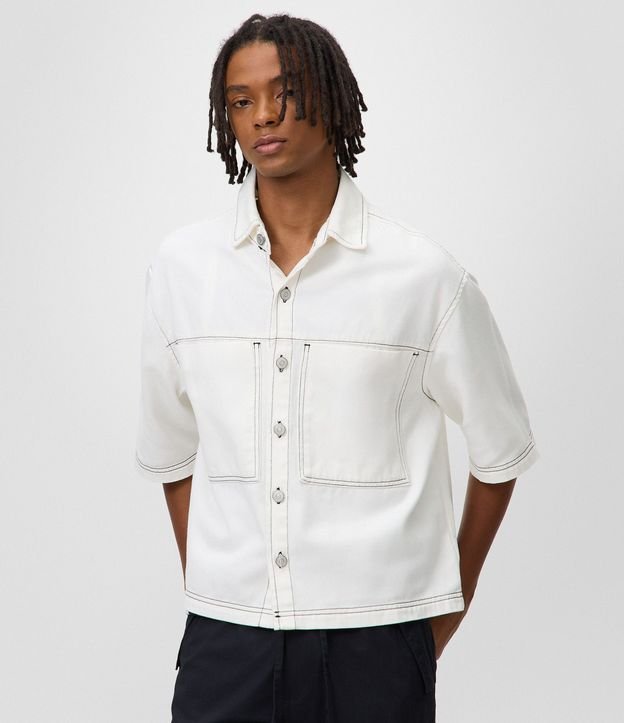 Camisa Boxy en Sarga con Bolsillos Grandes y Costura Contrastante