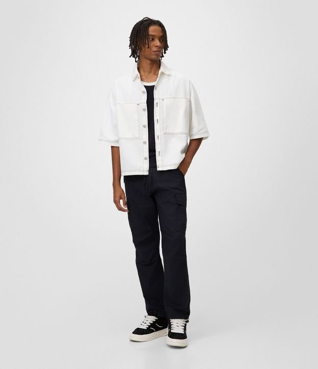 Camisa Boxy en Sarga con Bolsillos Grandes y Costura Contrastante 2