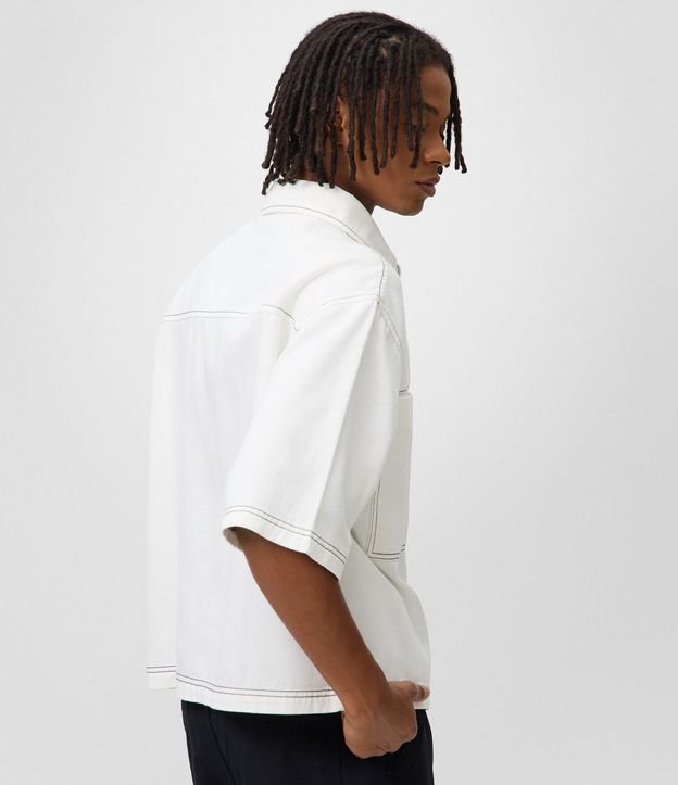Camisa Boxy en Sarga con Bolsillos Grandes y Costura Contrastante 3