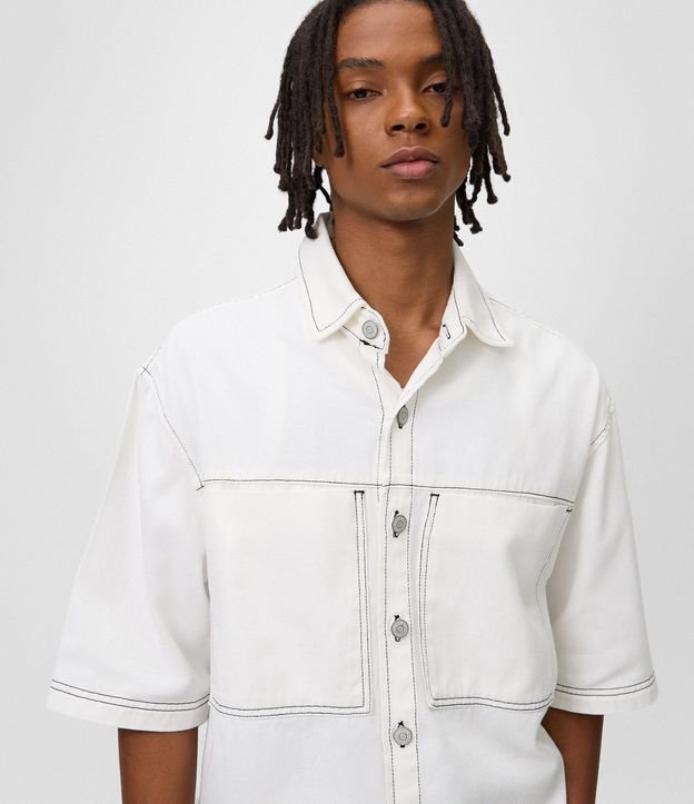 Camisa Boxy en Sarga con Bolsillos Grandes y Costura Contrastante 4