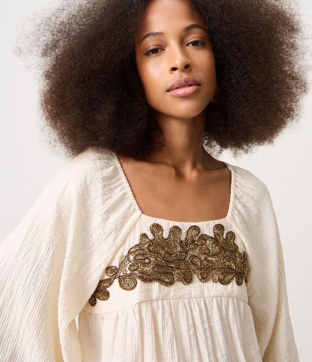 Blusa Bata en Viscosa con Bordado Contrastante 3