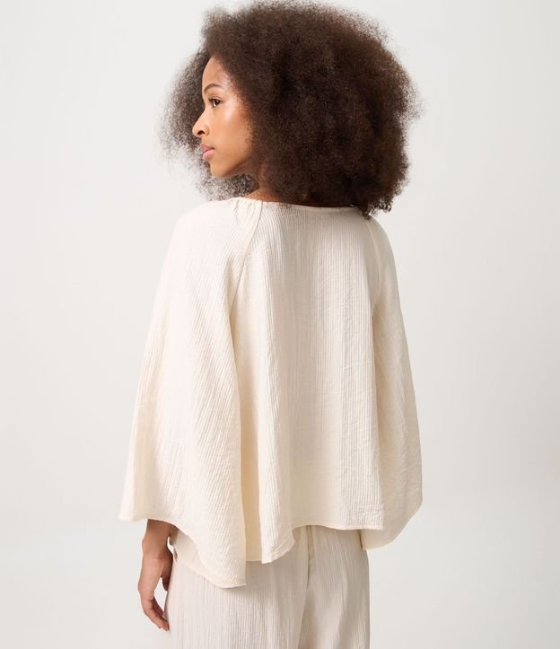 Blusa Bata en Viscosa con Bordado Contrastante 4