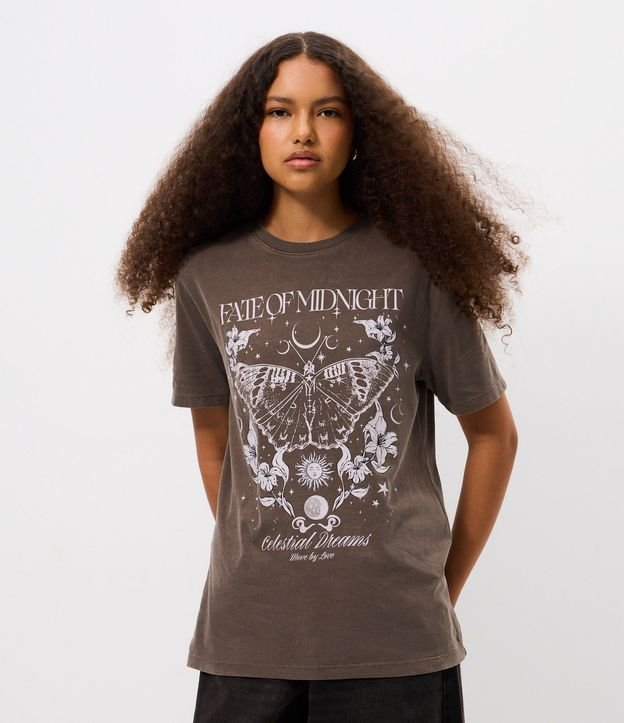 Remera Estampada con Lettering Fate of Midnight y Desteñida
